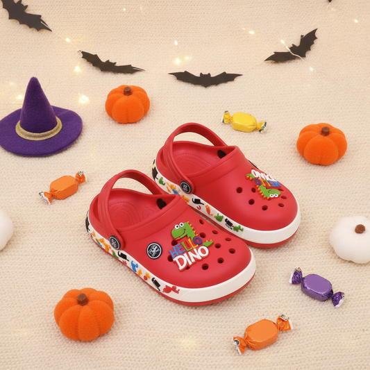 Zuecos Goma 3D Dinosaurio Rojo en ambiente de Halloween