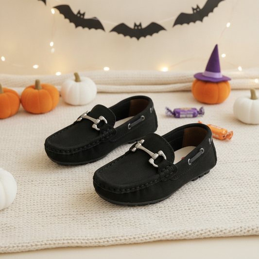 Mocasines Niños Pablo Negro con Herraje en ambiente de Halloween