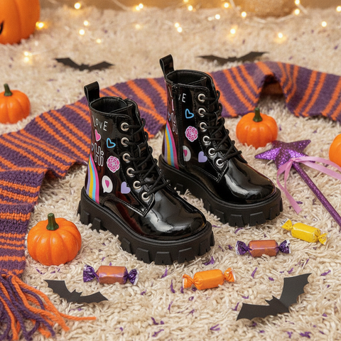 Botas Arco Iris en ambiente de Halloween